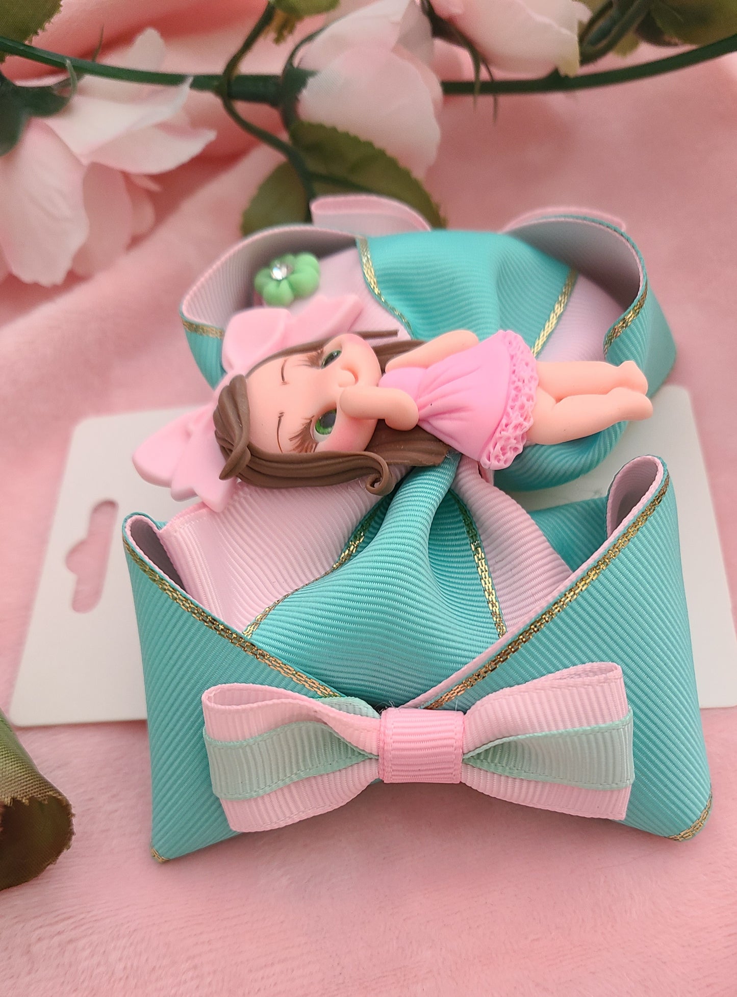 Amora en vestido "Berry dressed up"