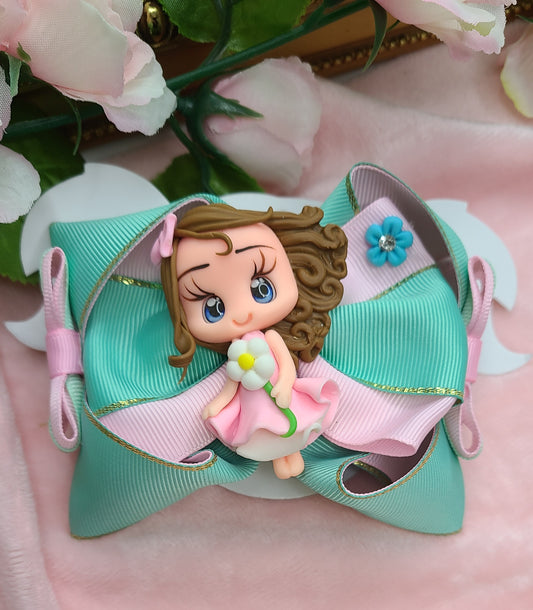 Amora en vestido "Berry dressed up"